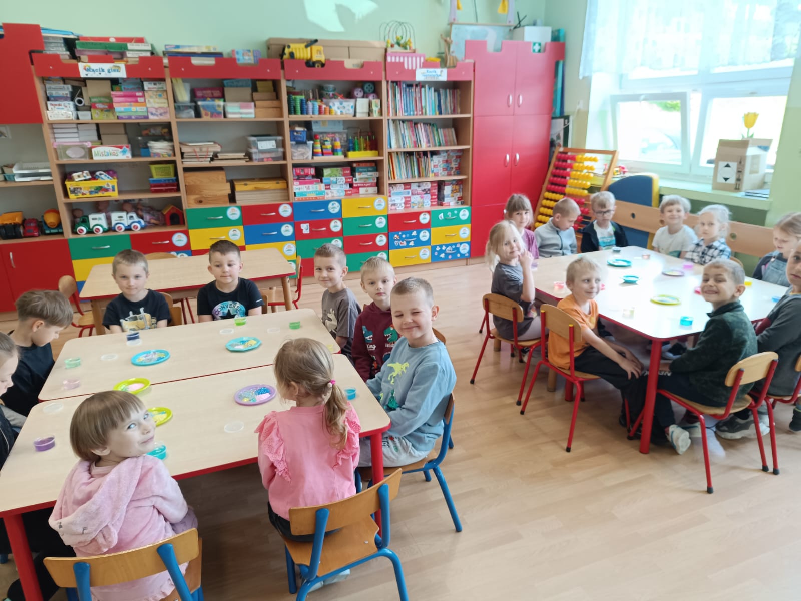 Warsztaty plastyczne ze slajmem – kreatywna zabawa w przedszkolu!