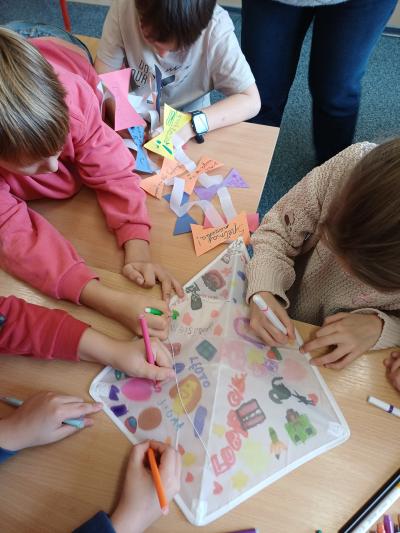 Dzieci ozdabiają klasowy latawiec.