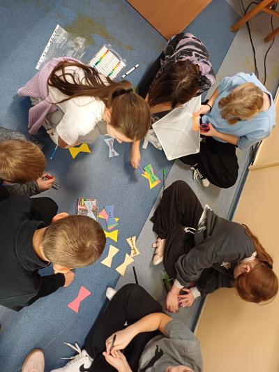 Dzieci ozdabiają klasowy latawiec.