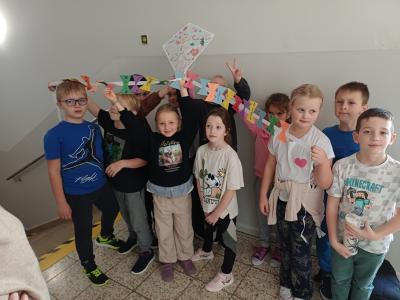 Uczniowie trzymają klasowy latawiec.