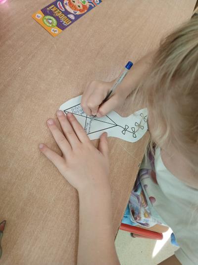 Dzieci piszą komplementy i ozdabiają latawce.