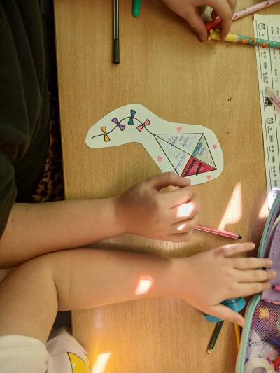 Dzieci piszą komplementy i ozdabiają latawce.