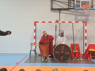 Na scenie siedzi  Dobrawa i Mieszko I.