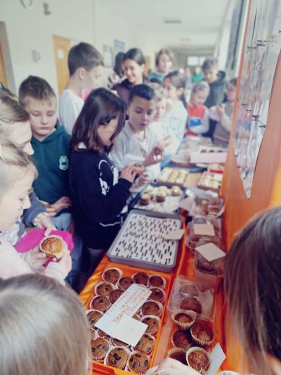 Dzieci częstują się ciastami i ciasteczkami z dyni.