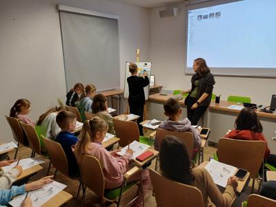 Uczniowie dokonują charakterystyki wilka i rysia.