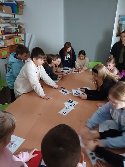 Uczniowie dobierają tropy do sylwetki zwierząt.