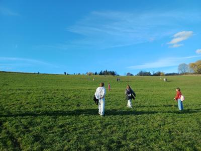 Uczniowie na polanie w drodze na Górę Potaczkową.