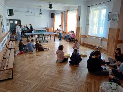 Uczniowie grają w gry planszowe i tenisa stołowego.