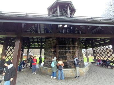 Uczniowie przy tężni solankowej.