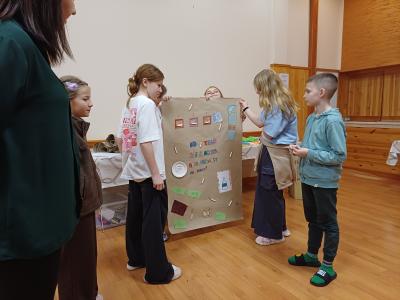 Uczniowie prezentują plakat o uzależnieniach.