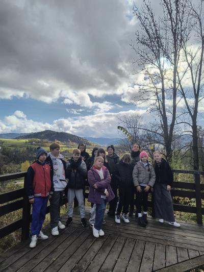Uczniowie stoją na punkcie widokowym w Gorczańskim Parku Narodowym.