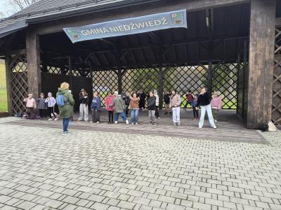 Uczniowie tańczą na scenie w Gorczańskim Parku Narodowym.