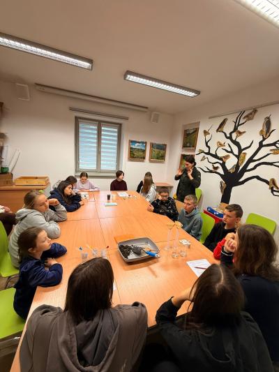 Uczniowie podczas warsztatów w Gorczańskim Parku Narodowym - w budynku.