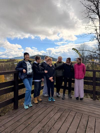 Uczniowie stoją na punkcie widokowym w Gorczańskim Parku Narodowym.