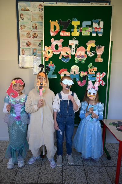 Fotobudka: dzieci stoją przebrane za postacie z bajek.