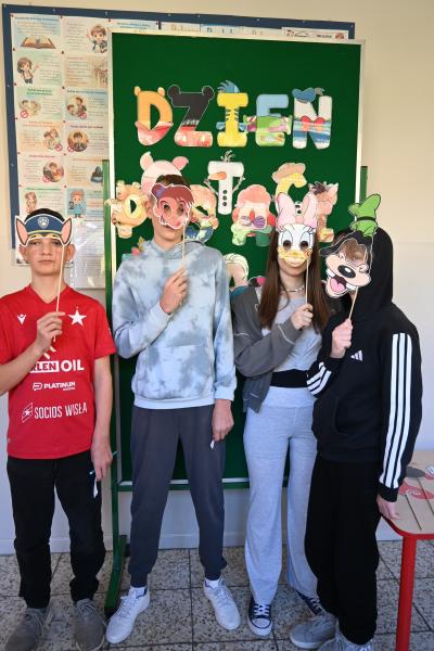 Fotobudka: dzieci stoją przebrane za postacie z bajek.