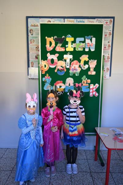 Fotobudka: dzieci stoją przebrane za postacie z bajek.