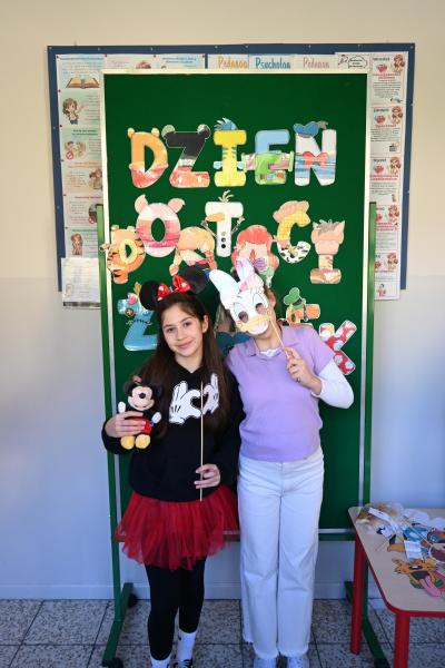 Fotobudka: dzieci stoją przebrane za postacie z bajek.