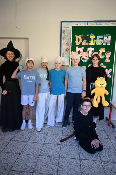 Uczniowie przebrani za smerfy.