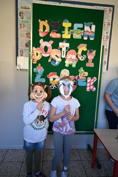 Fotobudka: dzieci stoją przebrane za postacie z bajek.