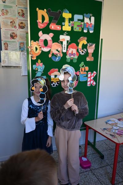 Fotobudka: dzieci stoją przebrane za postacie z bajek.