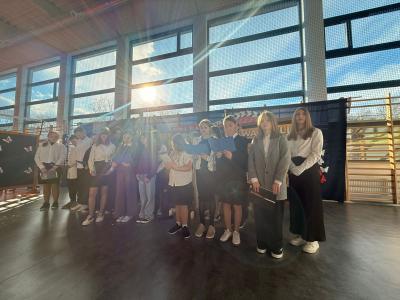 Uczniowie śpiewają pieśń na scenie.