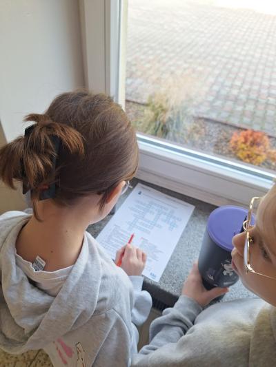 Uczennica rozwiązuje krzyżówkę.