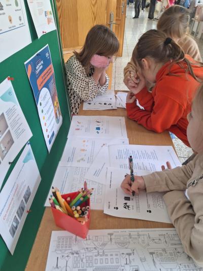 Uczniowie malują kolorowanki i rozwiązują łamigłówki.