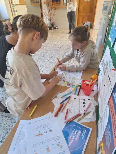 Uczniowie malują kolorowanki i rozwiązują łamigłówki.