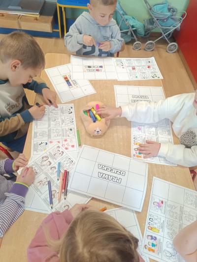Dzieci wykonują pracę plastyczną na temat praw dziecka.