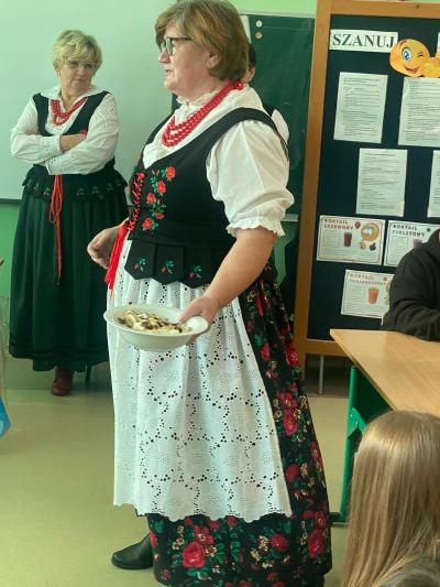 Pani z Koła Gospodyń Wiejskich opowiada o suszonych grzybach i pokazuje je.