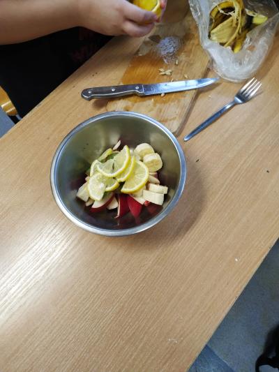 Pokrojone owoce w miseczce.