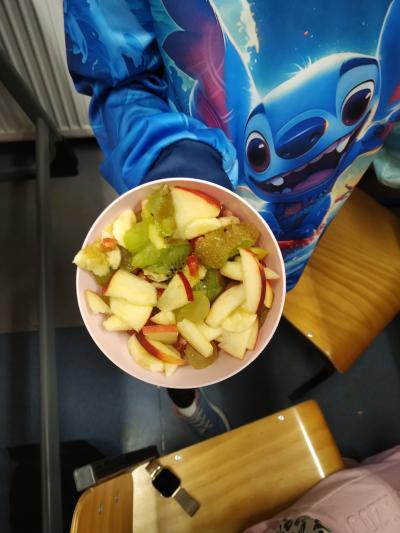 Pokrojone owoce w miseczce.