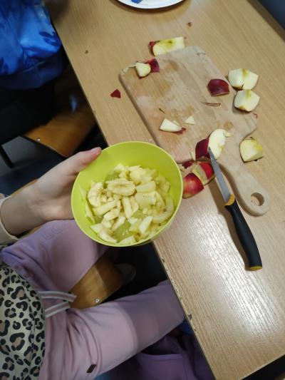 Pokrojone owoce w miseczce.