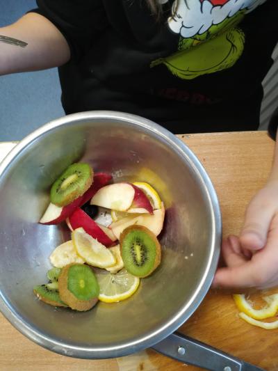 Pokrojone owoce w miseczce.