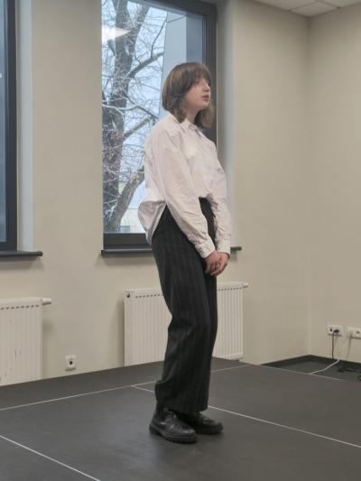 Uczennica deklamuje wiersz.