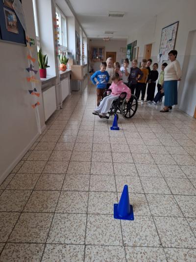 Uczeń jeździ na wózku inwalidzkim.