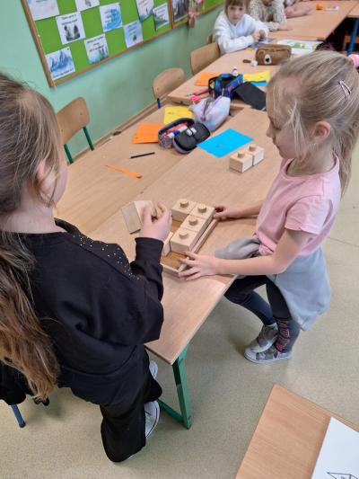 Uczniowie układają memory dźwiękowe.