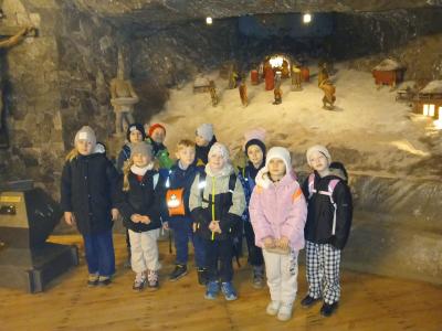 Uczniowie stoją w jednej z sal w kopalni soli.