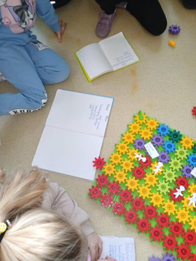 Uczniowie budują zagrody z klocków korbo.