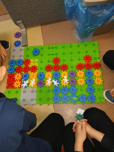 Uczniowie budują zagrody z klocków korbo.