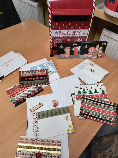 Skrzynka pocztowa wraz z kartkami z życzeniami.