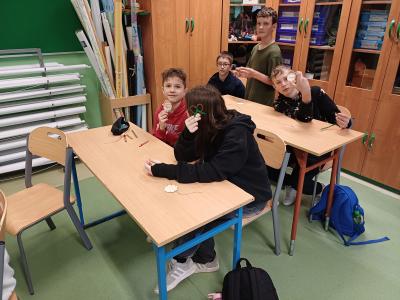 Uczniowie ozdobili drewniane zawieszki świąteczne, a także wykonali z patyczków kreatywnych według własnego pomysłu.