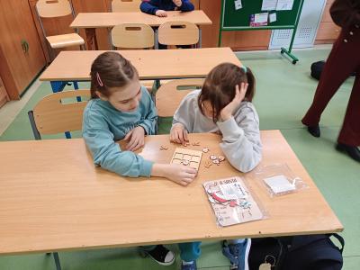 Uczennice grają w łamigłówki świąteczne.