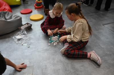 Uczennice grają w grę 