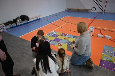 Dzieci uczą się programowania z robotem Photon i matami edukacyjnymi.