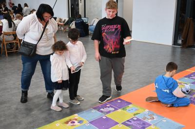 Dzieci uczą się programować z robotem Photon i matami edukacyjnymi.