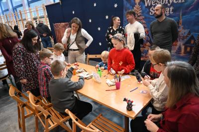 Rodzice wraz z uczniami robią świąteczne krasnale.