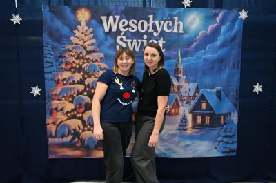 Nauczycielki stoją na świątecznym tle.