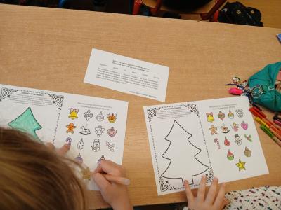 Karty ze świątecznymi zadaniami i łamigłówkami.